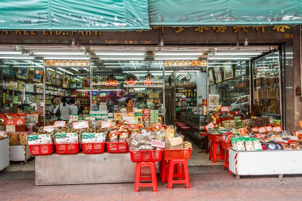 Typisk livsmedelsbutik på Yaowarat Road — Stockfoto