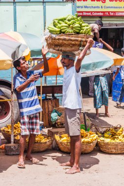 Sepette muz taşıyan bir adam.