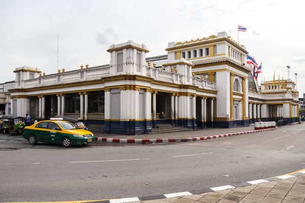 Taxi buiten Hua Lamphong treinstation. — Stockfoto