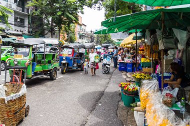 Tuk tuk 'lar Pak Khlong Talad' a dizildi.