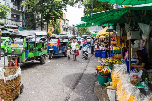 Tuk tuks lined up at Pak Khlong Talad — Stock Photo, Image