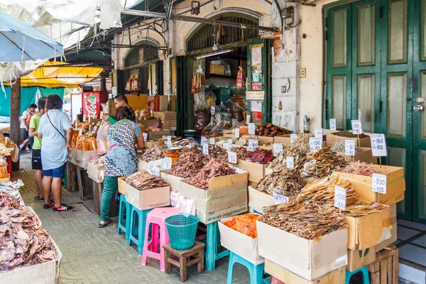 Магазин сушеной рыбы в районе Тха Тянь — стоковое фото