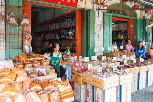 Tienda de pescado seco en la zona de Tha Tian — Foto de Stock