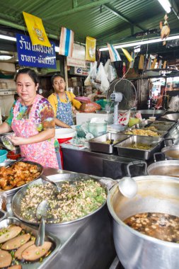 Gülümseyen tavuk satıcısı. 