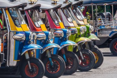 Tuk-tuk 'lar sıraya dizildi.,