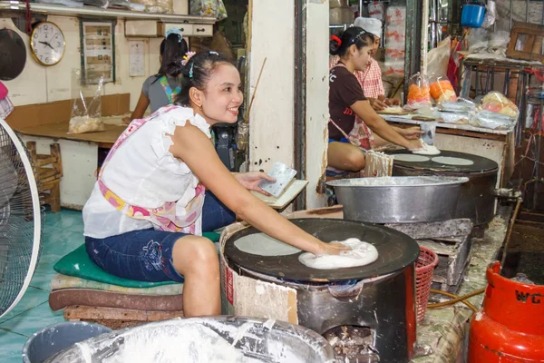 Fabricantes de panquecas no mercado Khlong Toei — Fotografia de Stock