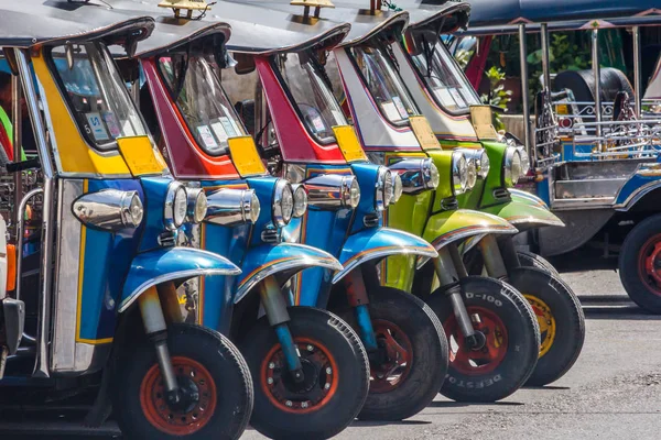 Tuk-tuks uppradade i rad, — Stockfoto