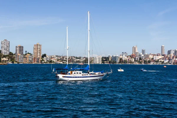 Yacht sailing under power in Sydney Harbour — Stock Photo, Image