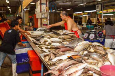 Bir balıkçı dükkânı ana markette..