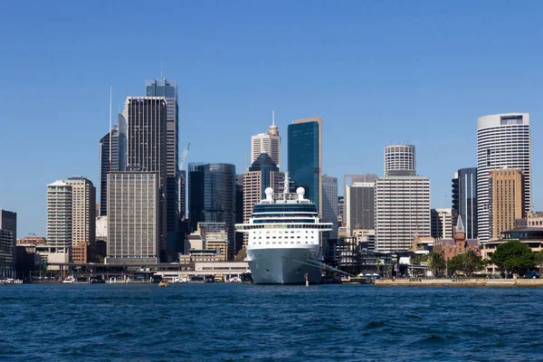 Cruiseschip afgemeerd in Sydney Harbour met de Central Business D — Stockfoto