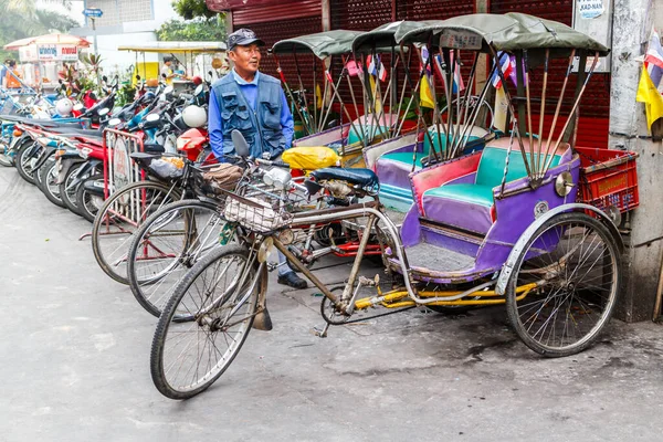 Rickshaw förare väntar på företag — Stockfoto