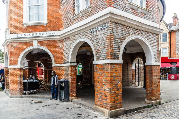 A man stands outside the Cornmarket — Stock Photo, Image