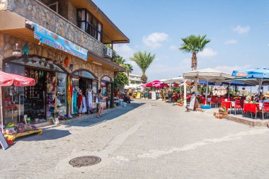 Dükkanlar ve sahil restoranları.. 