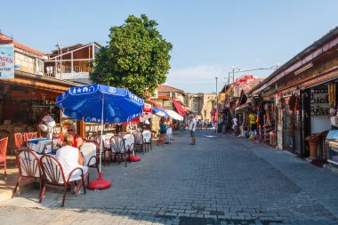 Dükkanlar ve sahil restoranları.. 