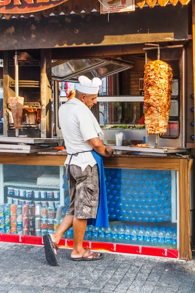 Loja de alimentos que vende kebabs doner — Fotografia de Stock