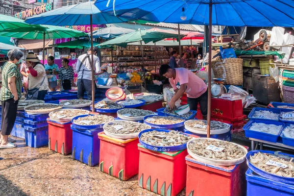 Puesto de mariscos en el mercado húmedo Khlong Toei . — Foto de Stock