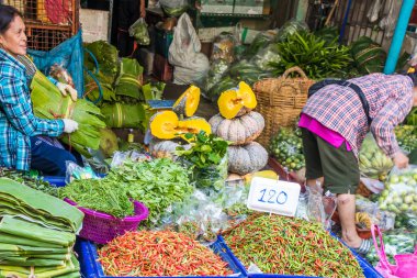 Meyve ve sebze tezgahları
