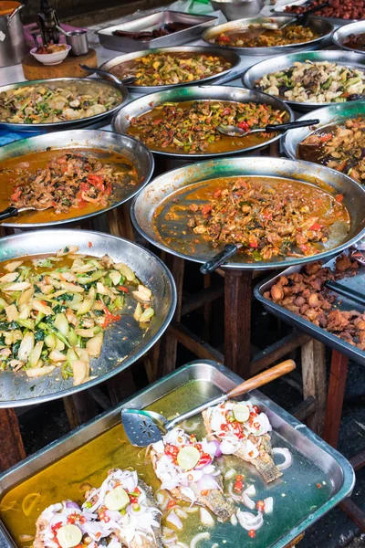 Schüssel mit thailändischem Essen — Stockfoto