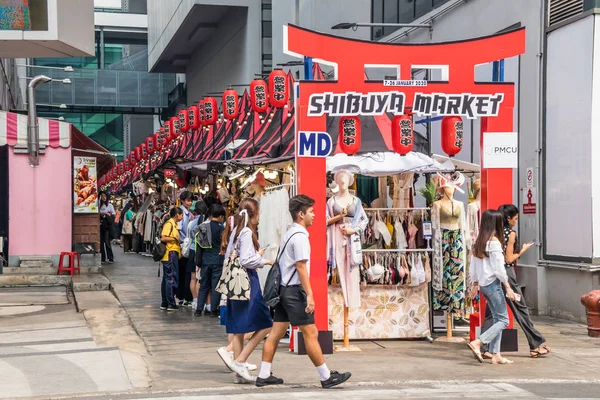 Ungdomar går förbi Shibuya japanska marknaden — Stockfoto