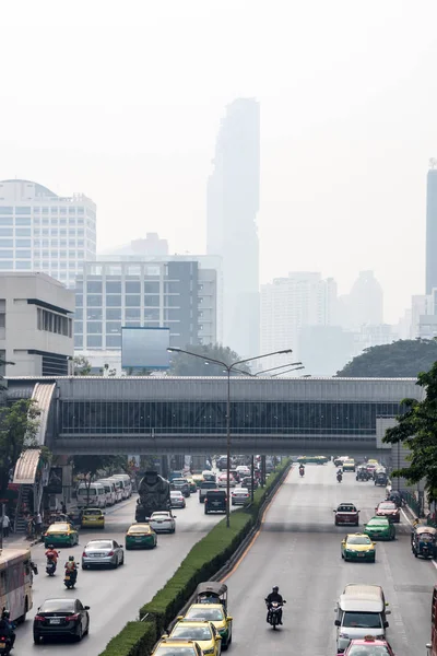 Smog shrouds Bangkok's tallest building — Stock Photo, Image