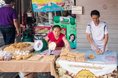 Paketleme ve fıstık şekeri satma