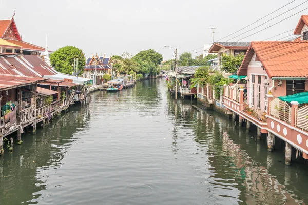 Uitzicht vanaf een brug over het kanaal bij Khlong Bang Luang Floating Mark — Stockfoto