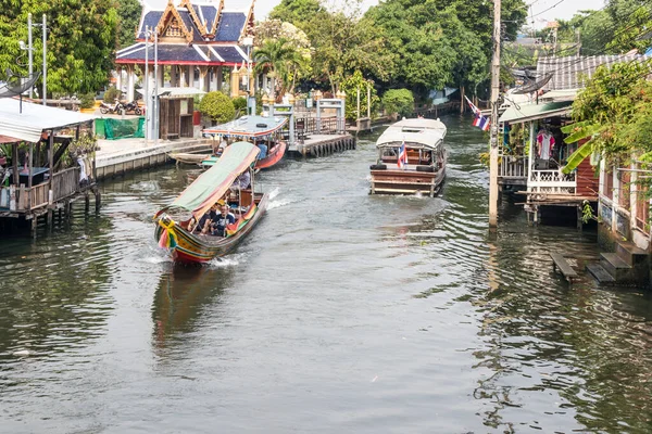 Toeristen boten op het kanaal — Stockfoto