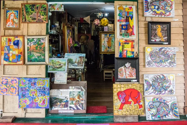 Paintings outside an artists shop — Stock Photo, Image