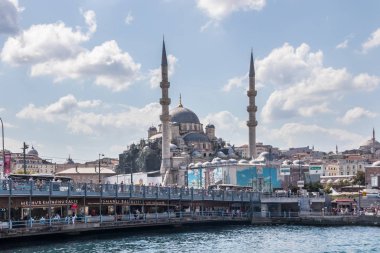 Altın Boynuz 'un üzerindeki galata köprüsü.. 