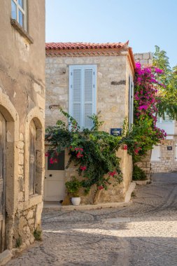 Alacati 'deki kaldırımlı sokak.