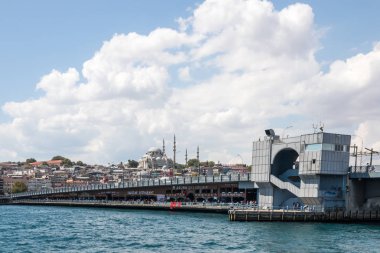 Altın Boynuz 'un üzerindeki galata köprüsü.. 