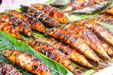 Hafta sonu pazarında ızgara balık.