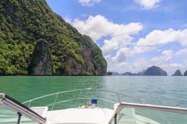 Motorlu tekne Phang nga Körfezi seyir
