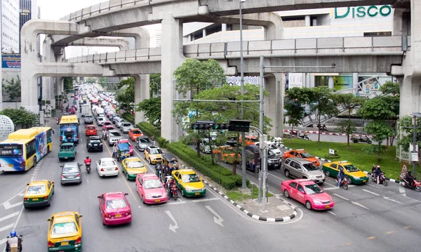 Rušný provoz v Bangkoku na Phaya thajské silnici s tratí Skytrain — Stock fotografie