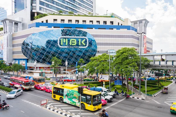 Traffic outside the MBK center. — Stock Photo, Image