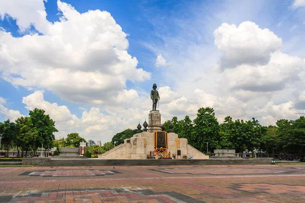 Statua di Re Rama IV fuori dal parco Lumphini — Foto Stock