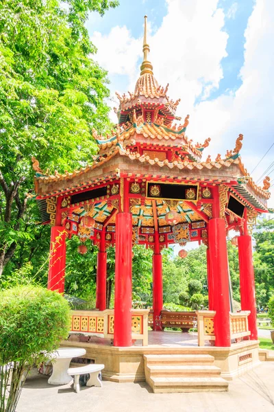 Kinesisk paviljong i Lumphini Park — Stockfoto