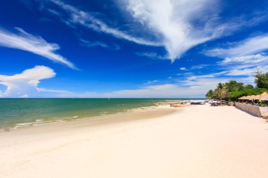 Büyük bir otelin önündeki sahil.