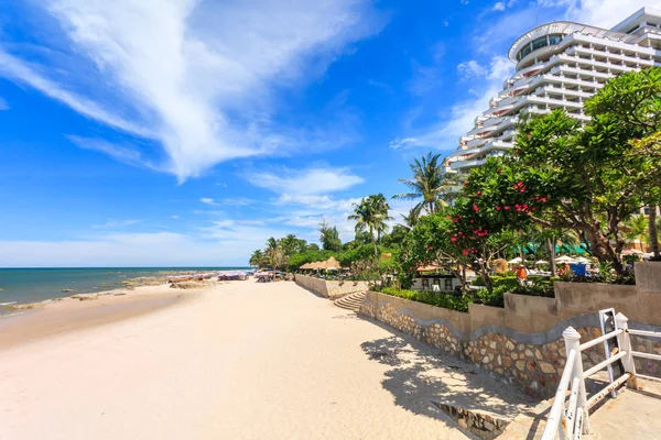 The beach in front of a large hotel — Stock Photo, Image