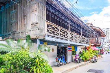  Tipik ahşap, bir caddedeki meşe evleri. 