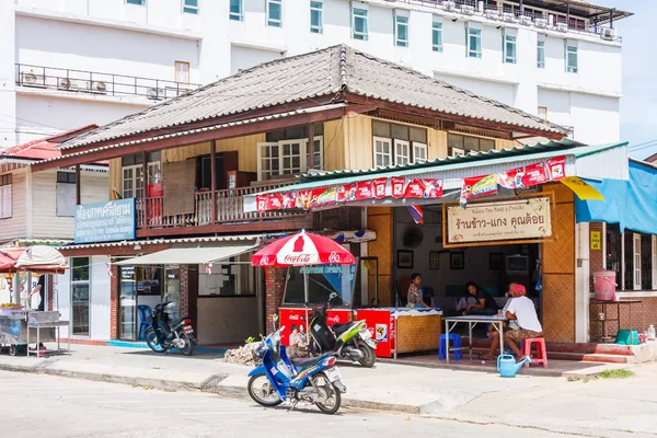 Cafe im typischen Gebäude. — Stockfoto