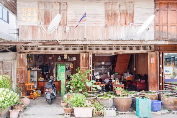 Typiskt teakhus i trä med krukor. — Stockfoto