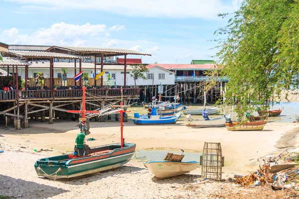 Boats and restaurant piers on the beach at Hua Hin — Stock Photo, Image