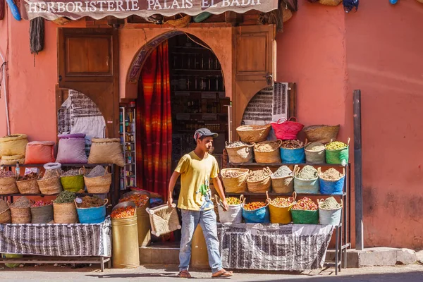 Vendedor saliendo de su tienda de herbolarios . — Foto de Stock