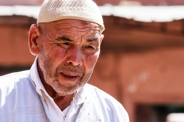 Portrait of a Moroccan man wearing a hat. — Stock Photo, Image