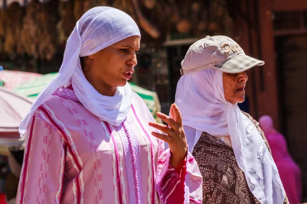 Zwei marokkanische Frauen beim Einkaufen — Stockfoto
