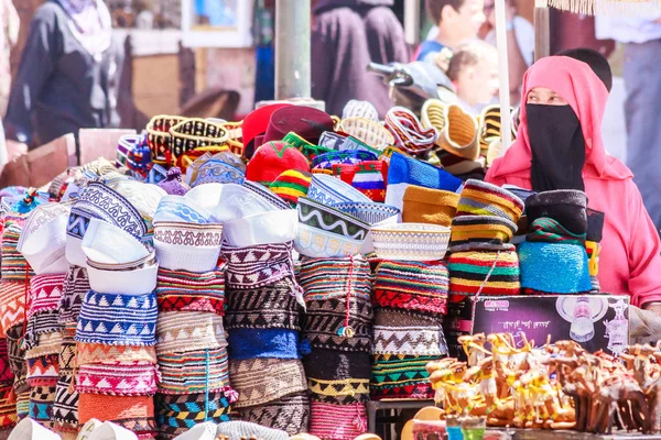 Mulher vendendo chapéus no souk . — Fotografia de Stock