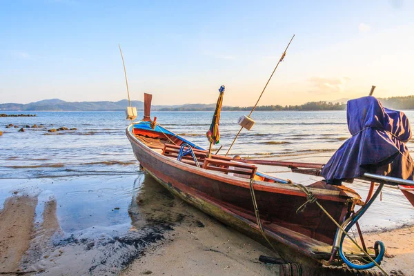 อหางยาวบนชายหาดบางเทา ประเทศไทย — ภาพถ่ายสต็อก