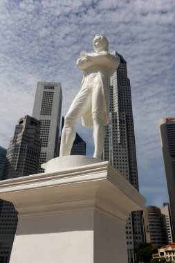 Singapur - 6 Nisan 3017: Sir Stamford Raffles 'ın heykelinin arkasında finans bölgesinin yüksek binaları var. Singapur 'un kurucusuydu..