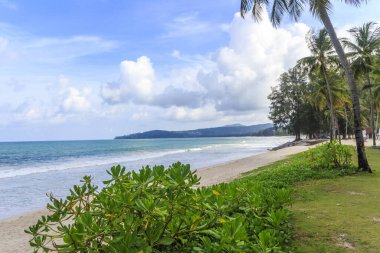 Bang Tao Sahili güneşli bir sabah, Phuket, Tayland